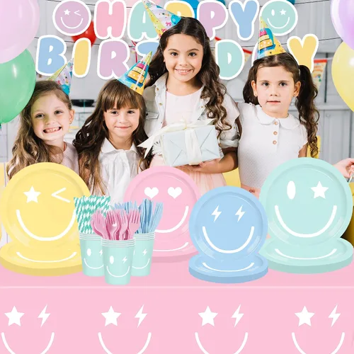 Vista 3 de 199 piezas de decoración de cumpleaños con cara sonriente y juego de platos temáticos y servilletas con temática de pastel sonriente, globo