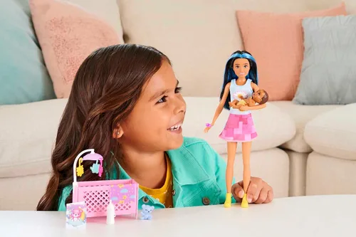 Vista 2 de Barbie Skipper Babysitters, Inc. Set de juego de cuna con muñeca, muñeca bebé con ojos dormidos, muebles y accesorios