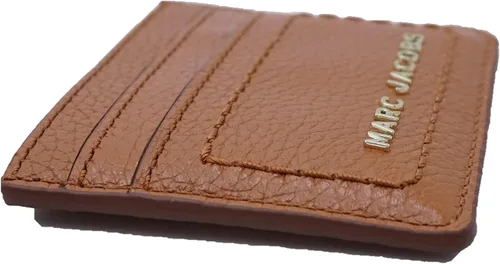 Vista 2 de Marc Jacobs S102L01FA21 Funda de piel para tarjeta diaria de almendra ahumada con hardware dorado para mujer, Marrón, Estuche para tarjetas