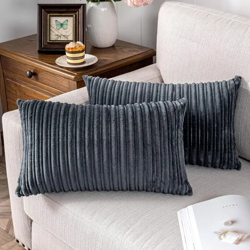 Vista 125 de UGASA - Fundas de almohada decorativas de terciopelo suave y sólidas de Navidad para sala de estar/sofá, 16 x 16 pulgadas, 2 unidades, color burdeos