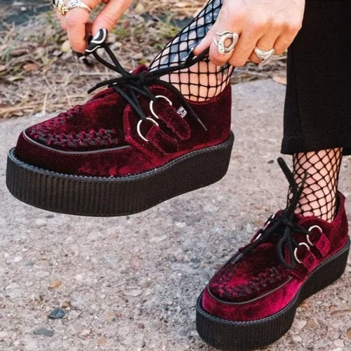 Vista 7 de T.U.K. Shoes Velvet Viva Mondo Creeper, Borgoña
