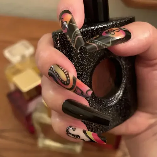 Vista 3 de 24 uñas postizas cuadradas de color negro brillante, de cobertura completa, con diseños de notas musicales, uñas postizas acrílicas con pegamento