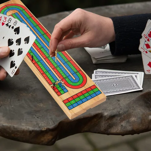 Vista 2 de FUNPENY juego de Cribbage tradicional de madera, de 3 pistas con código de color, con fichas de metal y baraja de cartas de juego