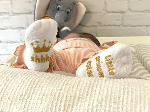 Vista 4 de Juego de calcetines de regalo para bebé niña regalo único para bebé o recién nacido para ella 4 pares de bonitas citas en caja de regalo