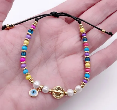 Vista 4 de Pulsera ajustable con cuentas de arco iris de mal de ojo de San Benito