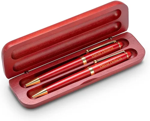 Vista 3 de Executive Gift Shoppe Juego de bolígrafos dobles personalizados de madera de cereza con grabado láser