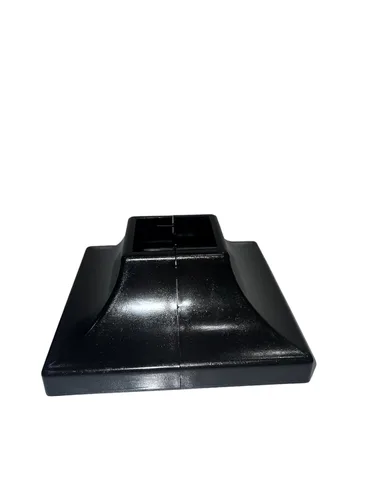 Vista 4 de JM Steel. Falda de plástico entrelazada para postes de 1 "x 1" para poste y 3.5 "x 3.5" para base.