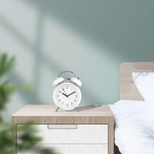 Vista 7 de PILIFE Reloj despertador analógico, 4 pulgadas, súper silencioso, sin tictac, con luz de fondo, sin repetición, funciona con pilas, campana ruidosa