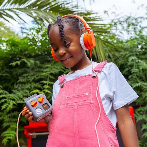 Vista 7 de YOTO Disney Junior Novels: Tangled - Tarjeta de audio para niños para usar con reproductor y mini dispositivo de audio todo en 1, escucha educativa