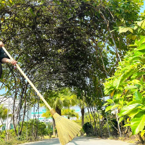 Vista 8 de Escoba barredora hecha a mano – Escoba de paja suave vietnamita para limpieza – Decorativa 9.45 pulgadas de ancho, 52.37 pulgadas de largo