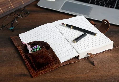 Vista 6 de Diario de cuero para hombres y mujeres – Cuaderno de cuero de brújula forrado recargable de alta calidad con bolígrafo, ranura para monedas