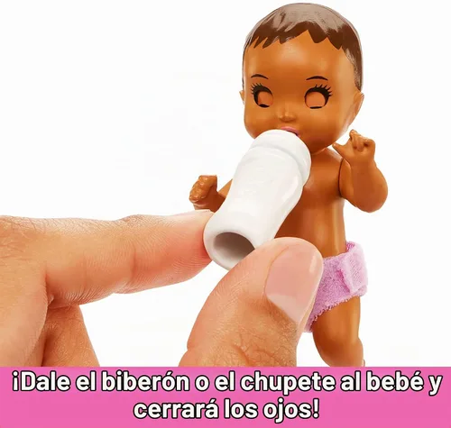 Vista 3 de Barbie Skipper Babysitters, Inc. Set de juego de cuna con muñeca, muñeca bebé con ojos dormidos, muebles y accesorios