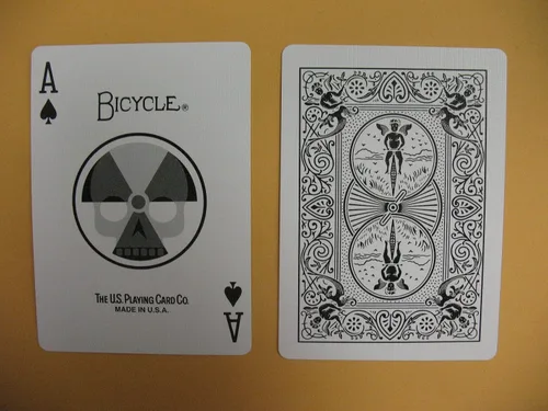 Vista 2 de Black Trace - Naipes nucleares con diseño de manzana mala