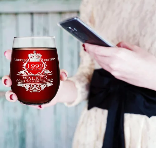 Vista 5 de Cuptify Copa de vino personalizada para mujer, regalo de cumpleaños número 26, edición vintage de 1999, 17 onzas, copa de vino sin tallo, regalos