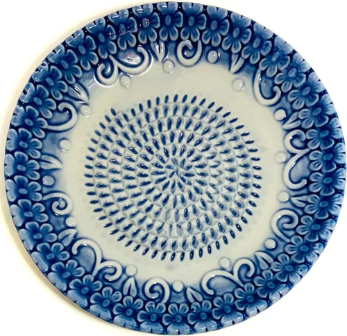 Vista 4 de BonCera, Juego de 4 platos de rallador de ajo de cerámica de alta calidad todo en uno - Diseño y estilo en relieve azul - Para ajo, jengibre