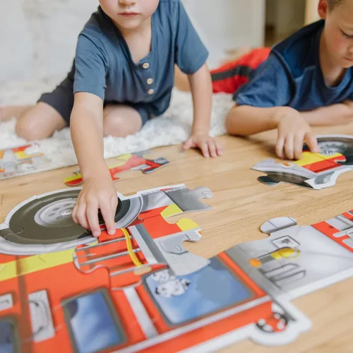 Vista 8 de Enorme rompecabezas de camión de bomberos para piso de Melissa & Doug, (24 unidades, 4 pies de largo)