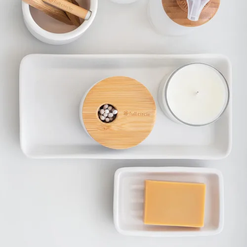 Vista 3 de Full Circle Keep, Tray, Love - Bandeja organizadora de cerámica para baño y cocina, color blanco