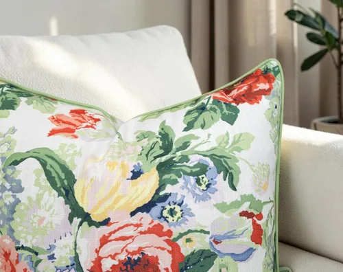 Vista 2 de Funda de almohada vintage con estampado floral de rosas de 20 x 20 pulgadas Ramo de rosas corales y rosas sobre flameado blanco roto, ribete