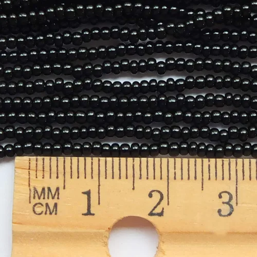Vista 3 de Cuentas de semillas 10/0 Checa Opaco Negro (paquete de una madeja)