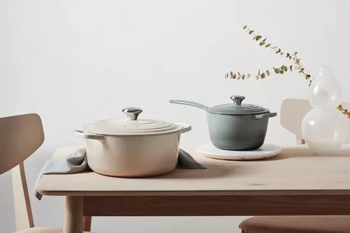 Vista 5 de Le Creuset Horno holandés redondo de hierro fundido esmaltado, 5.5 cuartos de galón, Merengue