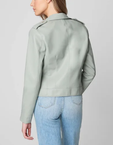 Vista 2 de [BLANKNYC] Chaqueta de moto de cuero vegano para mujer con cremallera y detalle de bolsillo, abrigo elegante y ropa de diseñador, Play-Act, M