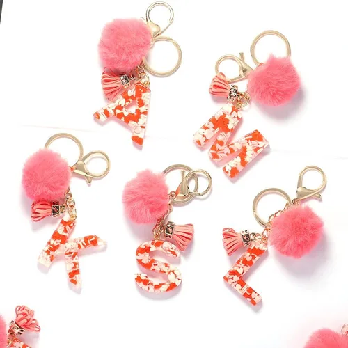 Vista 4 de OKAICEN Llavero con letra inicial del alfabeto del amor, borla rosa, bola de pompón, llavero para bolso, bolsos y mujeres