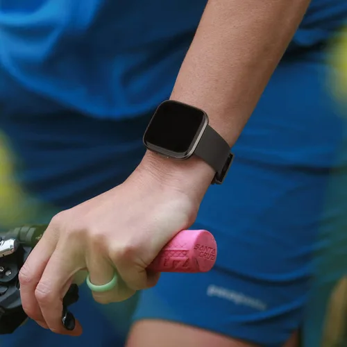 Vista 2 de PAQUETE DE 3 Bandas de Silicona Suave Compatibles con Fitbit Versa Bandas Deportivas Ajustables para Mujeres y Hombres Tallas Pequeña y Grande