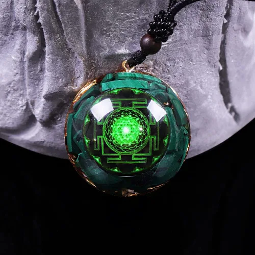 Vista 5 de Day Day Up Colgante de orgonita de cristal verde malaquita, collar con colgante de orgón de reiki, joyería de energía curativa espiritual