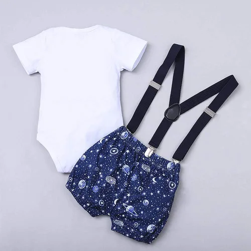 Vista 3 de IMEKIS Mameluco para bebé niño con diseño espacial para primer cumpleaños + pantalones cortos con tirantes, astronautas y accesorios para fotos