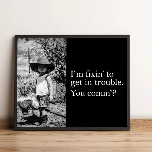 Vista 4 de AMERICAN LUXURY GIFTS I'm Fixin to Get In Trouble Cowboy Kid Stick Horse Funny Sarcástico Arte de pared occidental rústico para el hogar, oficina