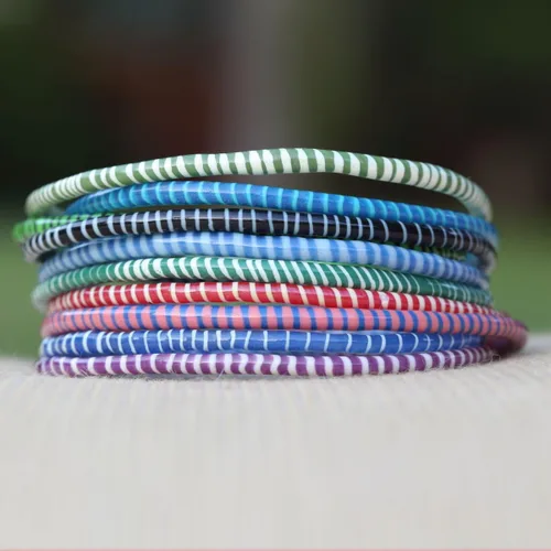 Vista 5 de 10 pulseras de chanclas recicladas de colores surtidos hechas a mano en Mali, África occidental