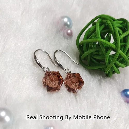 Vista 3 de Aretes de gancho de cristal con cristales Swarovski de 0.315in con forma de anzuelo clásico, regalos para mujer, chapado en platino de 14 quilates