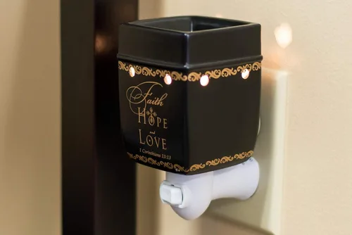Vista 2 de Elanze Designs - Vela eléctrica de cerámica eléctrica con calentador de aceite con texto en inglés “Faith Hope Love 1 Corinthians 13:13