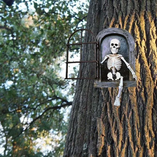 Vista 4 de Esqueleto de Halloween, la puerta, árbol, abrazador, estatua de jardín, cráneo, resina, falta de manos y piernas, escultura de cara de árbol