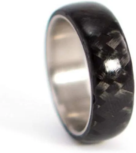 Vista 2 de Anillo de titanio y fibra de carbono para hombre. Anillo de boda único negro brillante. Resistente al agua, muy duradero e hipoalergénico. (00311_7N)