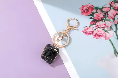 Vista 2 de Jovivi Llavero de piedra de cristal de cuarzo crudo natural, envuelto en alambre irregular, llavero de cristal curativo para mujeres y hombres