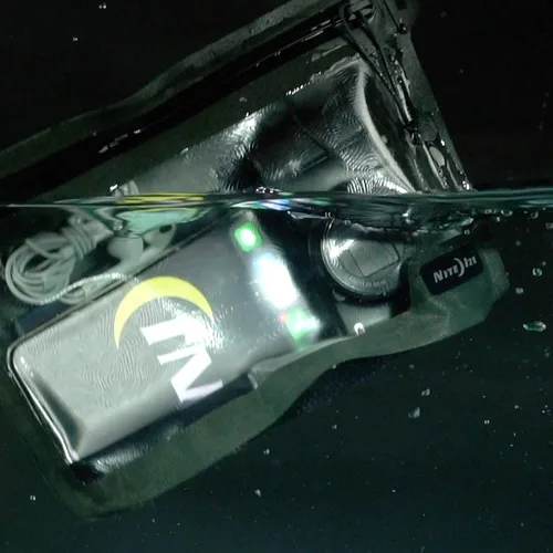 Vista 10 de Nite Ize Bolsas impermeables Runoff. Protección resistente y confiable para deportes acuáticos y viajes de aventura