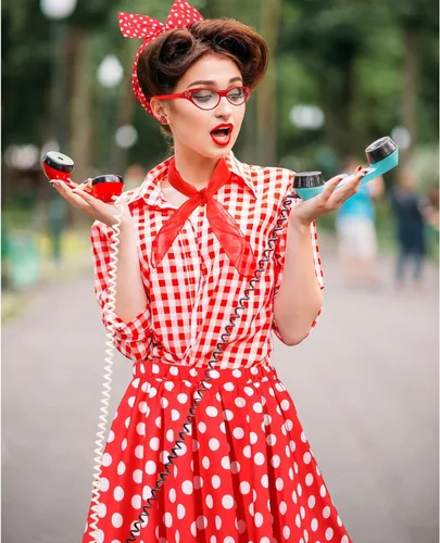 Vista 5 de Hicarer 5 Pcs 50s Women Halloween Costume 1950 Poodle Skirt Sock Hop Accessory Outfit Scarf Glasses Bandana Headband Earring