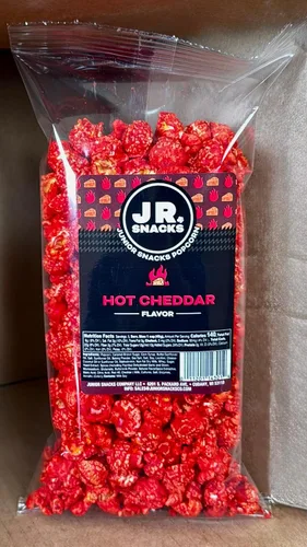 Vista 2 de Junior Snacks Co. Palomitas de maíz cheddar caliente, paquete de 3