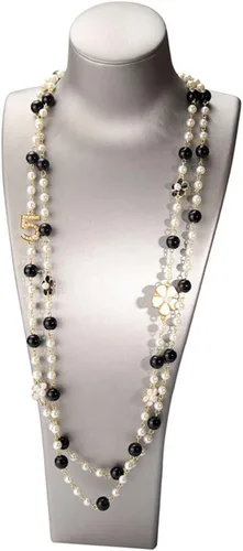 Vista 2 de Collar largo de perlas de flores número 5, collar de camelia en capas, adecuado para bodas de fiesta de mujer., aleación, Perla