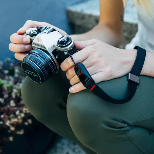 Vista 8 de Peak Design Correa de muñeca para cámara, compatible con cámaras DSLR, compactas y apuntar y disparar, perfil bajo, liberación rápida