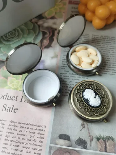 Vista 5 de Pastillero de bronce, organizador portátil de medicinas para bolsillo o cartera, soporte decorativo de metal para vitaminas, pequeño contenedor