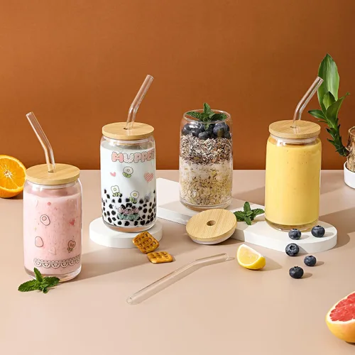 Vista 4 de [Juego de 12 piezas] Vasos de vidrio con tapas de bambú y popote de vidrio, vasos para beber en forma de cerveza, vasos de café helado de 16 onzas