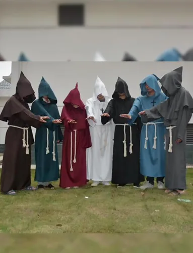 Vista 6 de FEOYA Bata medieval con capucha de monje renacentista, capa de mago, capa de hechicero, disfraz de Halloween o cosplay