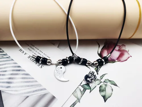 Vista 3 de INENIMARTJ Juego de 4 collares de pulsera de dragón a juego de Yin Yang para mujeres y hombres, pulsera de pareja de Yin Yang collares con colgante