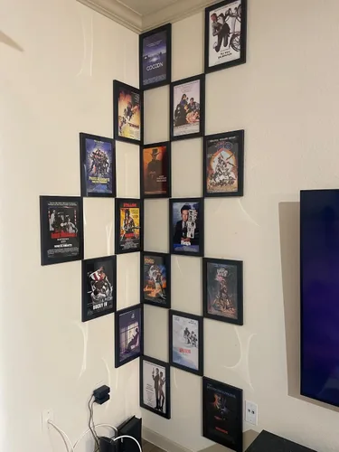 Vista 6 de ArtDirect GalleryPack - Juego de 18 pósteres de madera enmarcados de 13.5 x 9.5 pulgadas de los años 80 - Juego de 2