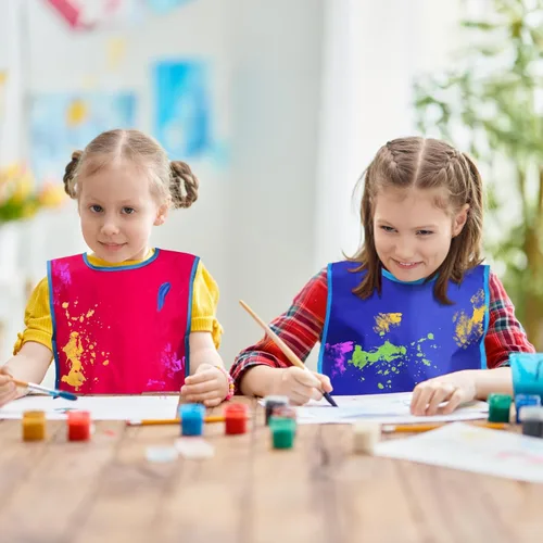 Vista 7 de DEAYOU Paquete de 12 delantales de arte para niños, impermeables, con 3 bolsillos, sin mangas, para niños de 3 a 8 años, para cocinar, hornear