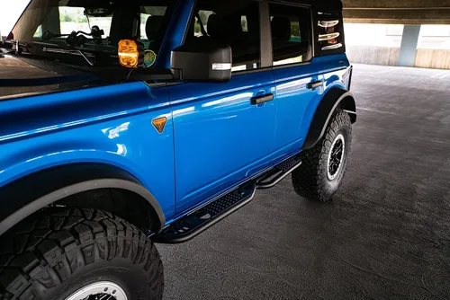 Vista 2 de Escalón lateral de la serie DV8 OE Plus para modelos Ford Bronco de 4 puertas 2021-2026 Almohadilla de paso texturizada, montada en marco