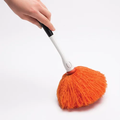 Vista 4 de OXO Good Grips Plumero de Microfibra Delicado Traps dust without chemicals, gentle on delicate surfaces, with a comfortable non-slip handle and