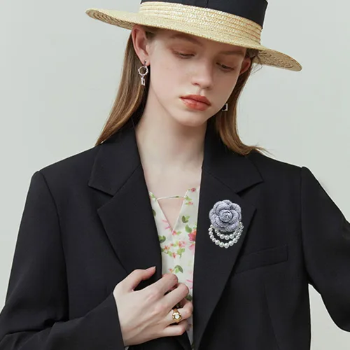 Vista 6 de Broches de lana con borlas de flores de camelia delicadas, broche clásico para bodas, fiestas, banquetes de baile para mujeres, delicados